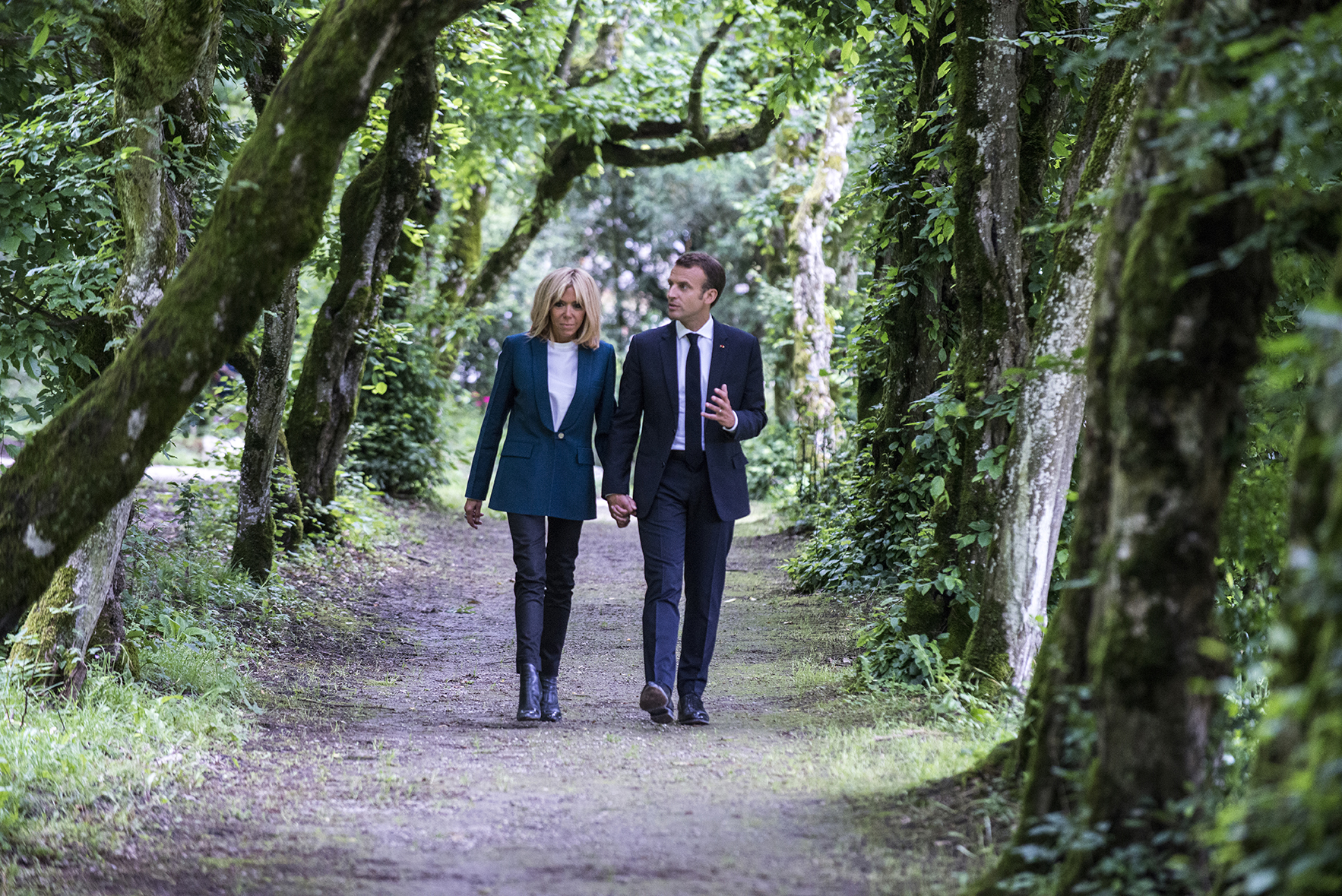 Emmanuel et brigitte Macron en marche
